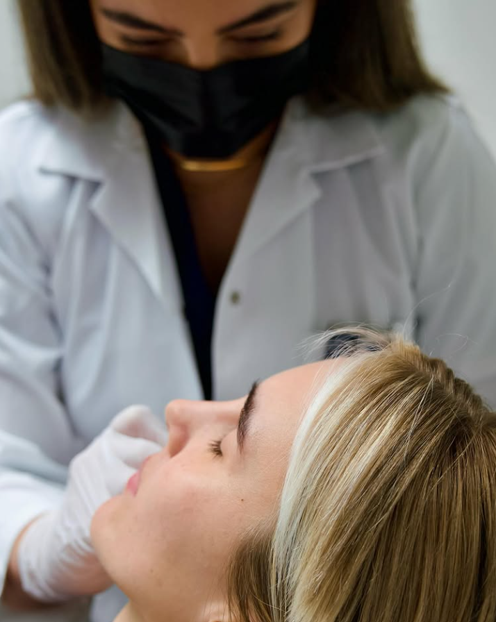 Legitimerad sjuksköterska utför en estetisk injektionsbehandling på Skandinaviska Kliniken i Västerås
